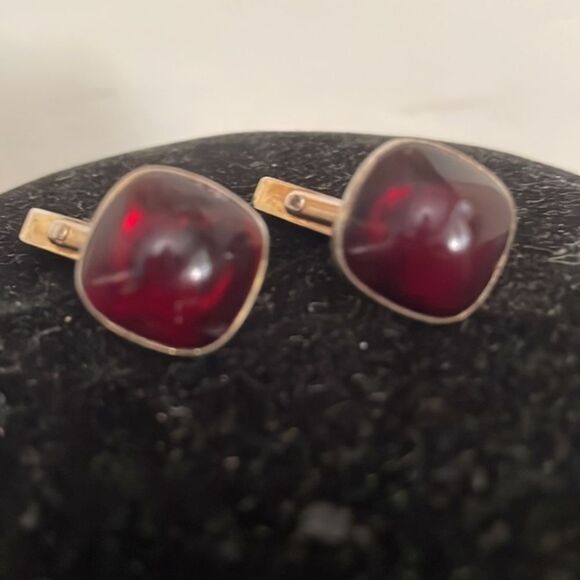 RARE Vintage 1950 MCM Swank antique brass domed red lucite whale back cuff links - Picture 6 of 16